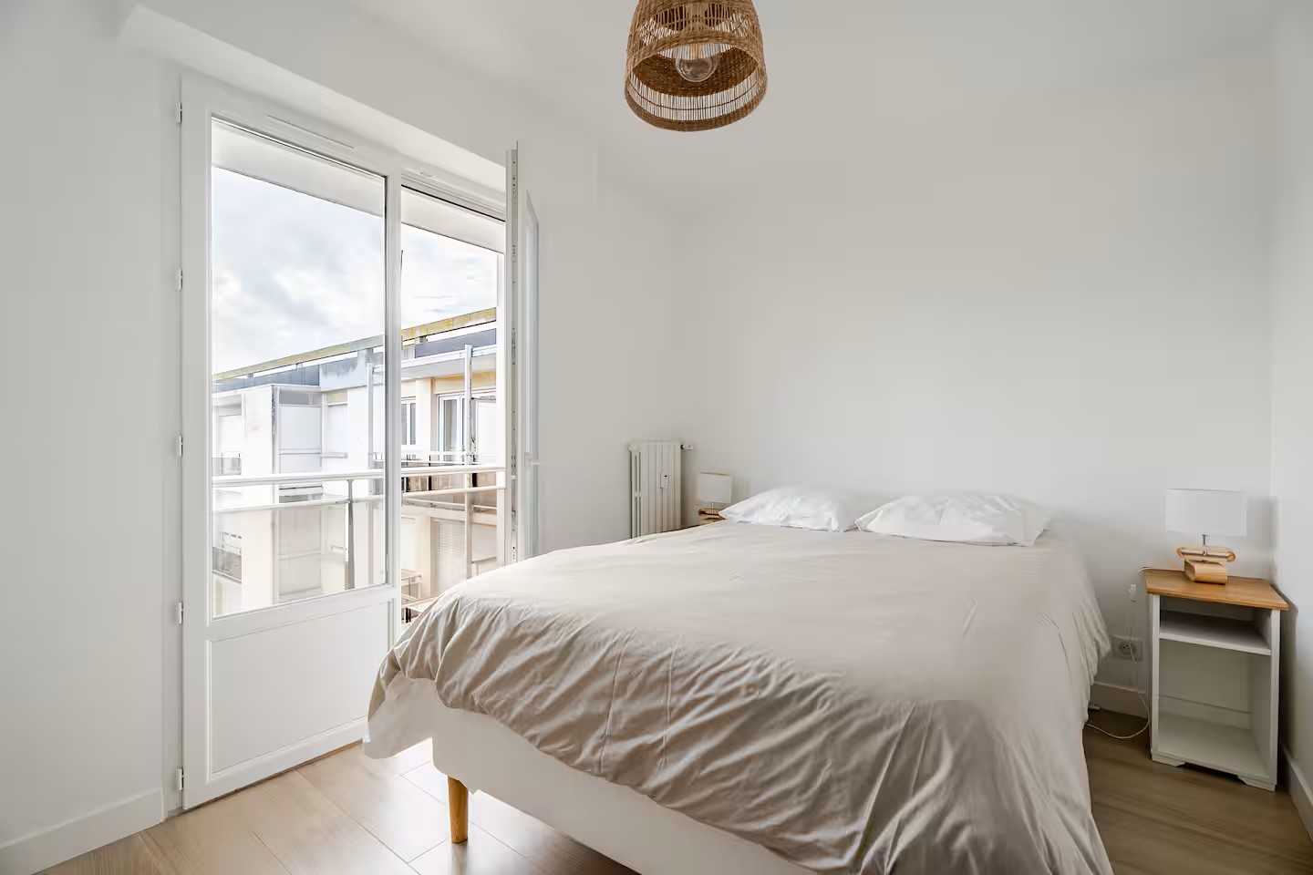 Chambre principale avec accès au balcon