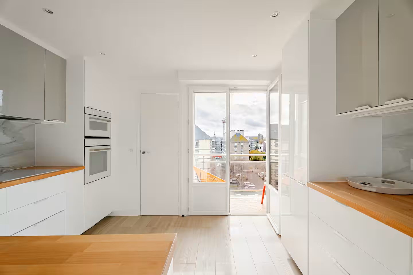 Cuisine ouverte avec accès au balcon