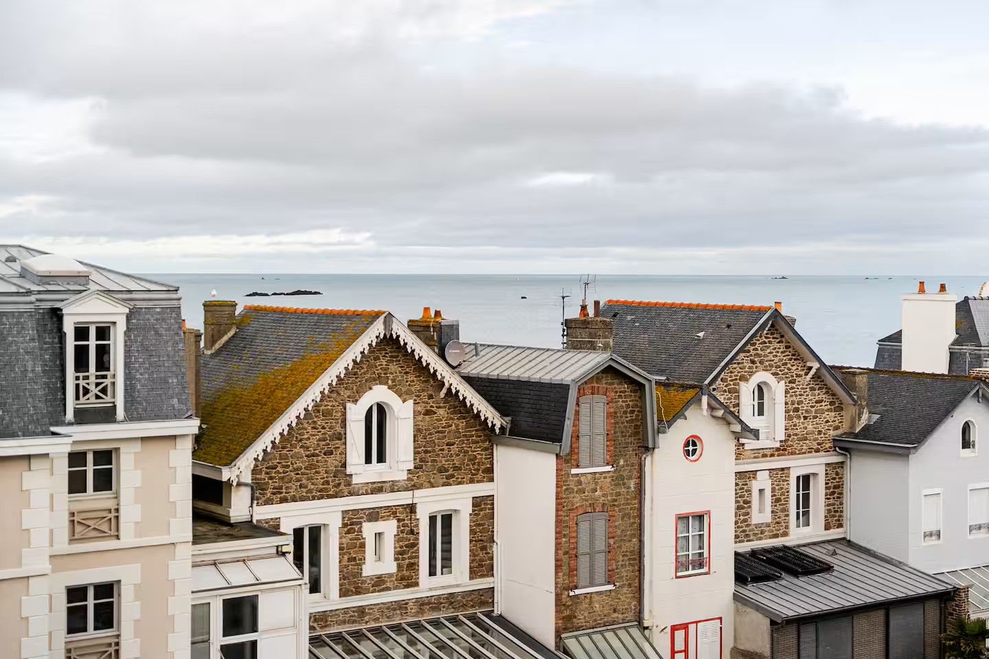 Toits de Saint-Malo et la mer