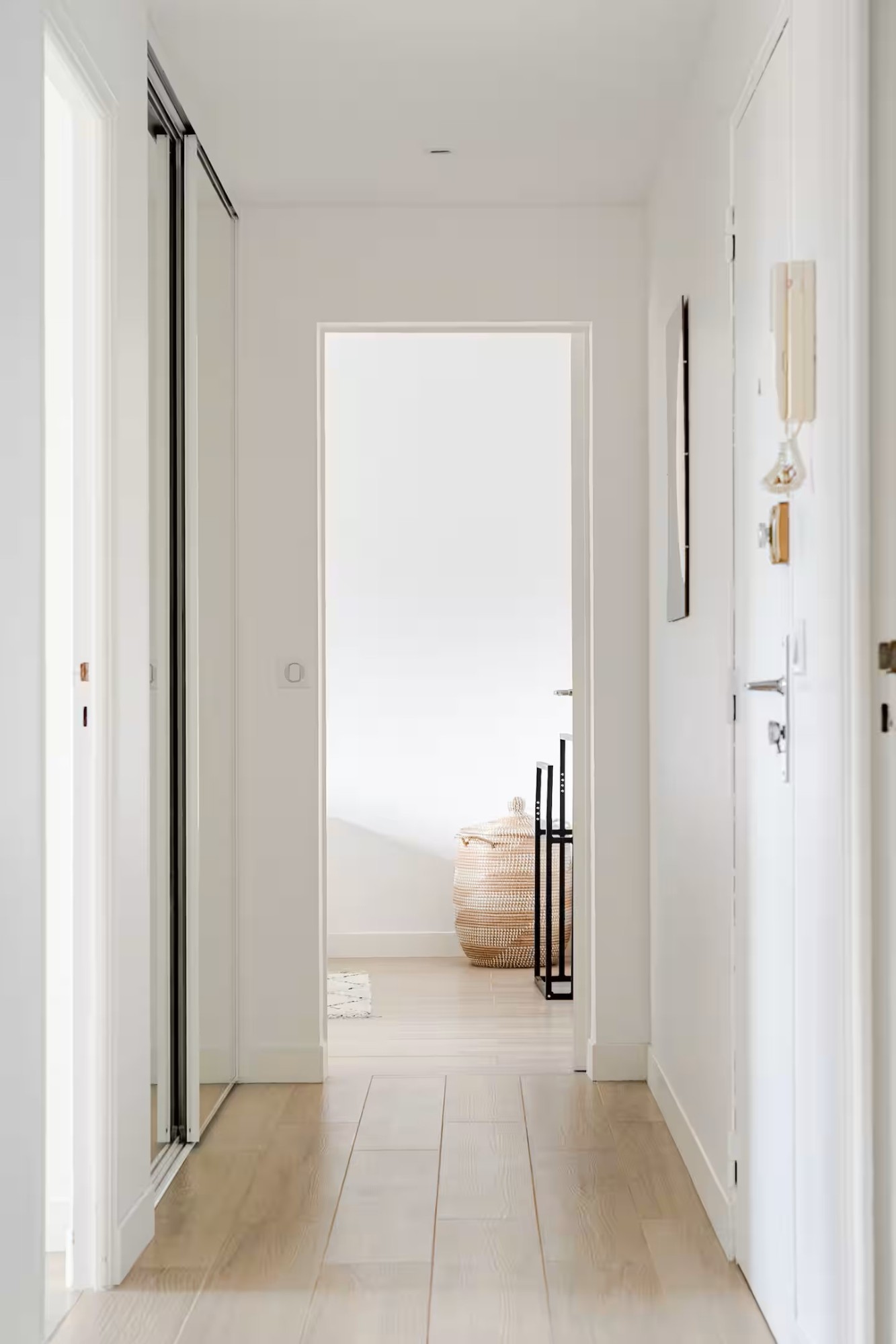 Couloir avec dressing et accès aux chambres
